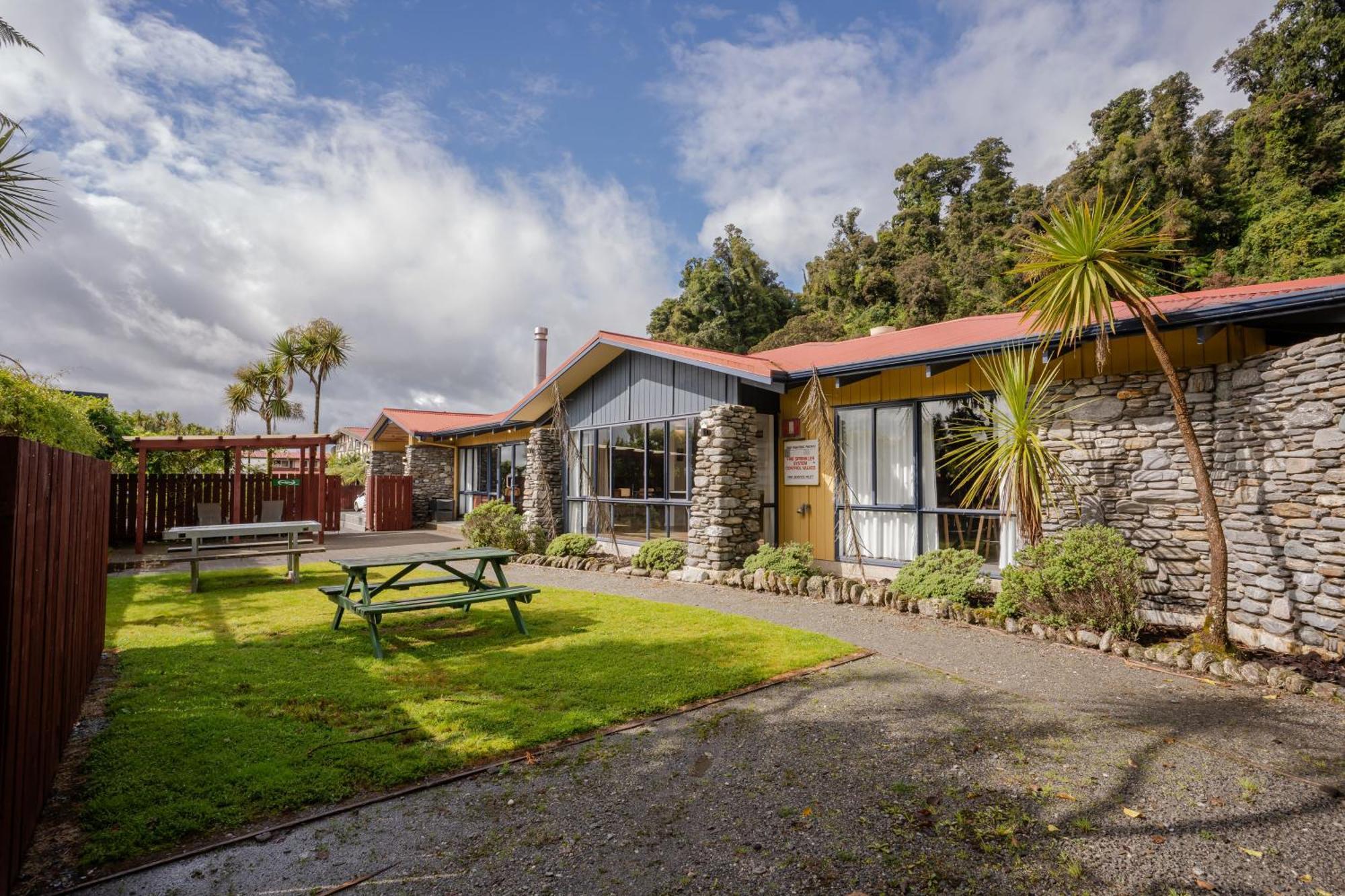 Haka House Franz Josef Hostel Екстериор снимка